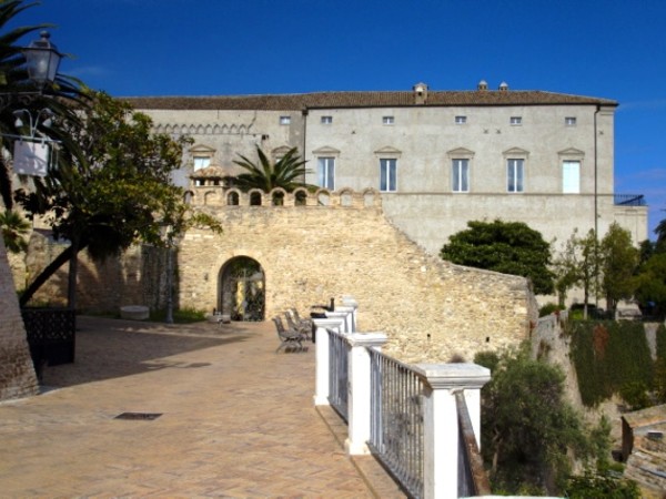 47871-palazzo-davalos Palazzo D'Avalos dalla Loggia Amblingh